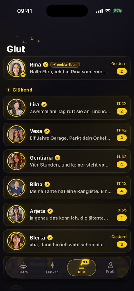 App-Bildschirm „Glut“: die Gespräche stehen in den Abschnitten Glühend, Warm und Abgekühlt, jedes mit Foto, Name und der letzten Nachricht.
