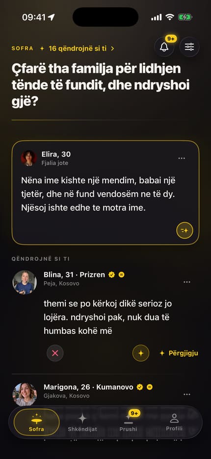 Ekrani i aplikacionit „Sofra“: lart karta jote me fjalinë që ke shkruar vetë, poshtë saj pyetja e ditës dhe tre njerëz me foto, emër, moshë, vendbanim dhe fjalinë e tyre. Te çdo fjali qëndrojnë një X, një shkëndijë dhe një buton për t'u përgjigjur.