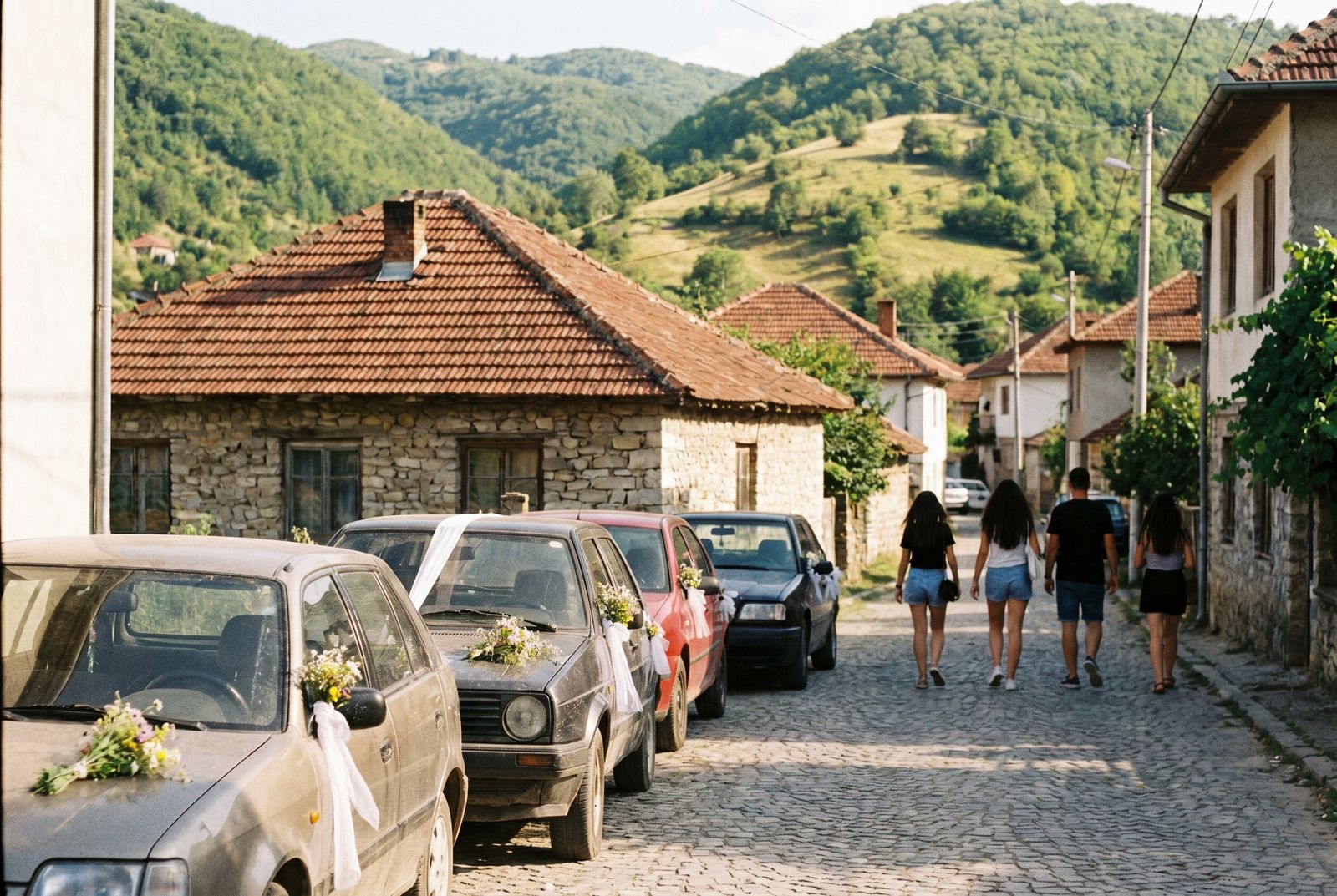 Pamje mbi një qytet të vogël të Kosovës në një pasdite vere gjatë sezonit të dasmave